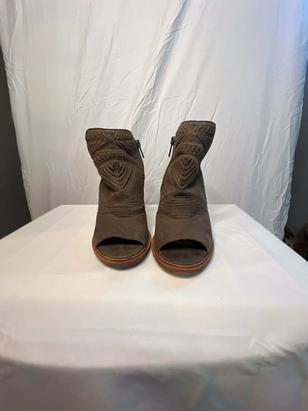 Vince Camuto women's shoes heels taupe leather suede...